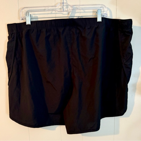 New Balance Women's Black Athletic Shorts, Size 2X - Picture 4 of 7